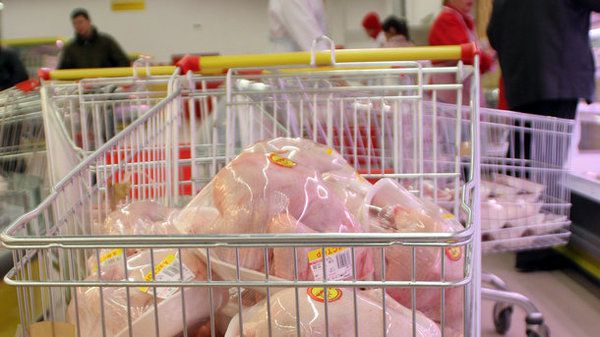 Зростання цін на курятину в Україні зацікавив антимонопольників. Регулятор підозрює змову на ринку курячого м'яса.