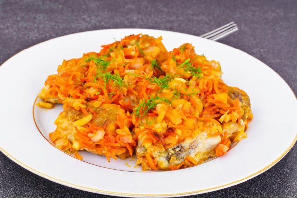 Риба з овочами по-грецьки. Риба, тушкована з морквою та цибулею, добре поєднується з відварним рисом і картопляним пюре. 