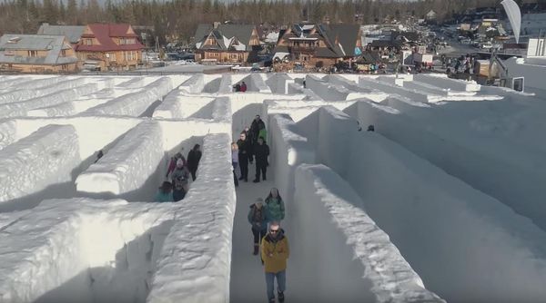 У Польщі створили найбільший сніговий лабіринт. Вражаючі фото.