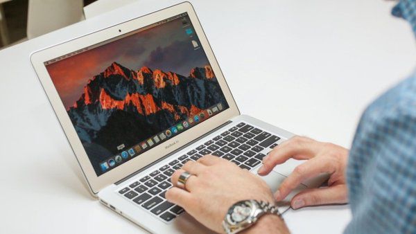 Apple випустить дешевий MacBook. Apple планує випустити новий MacBook за зниженою ціною до кінця цього року