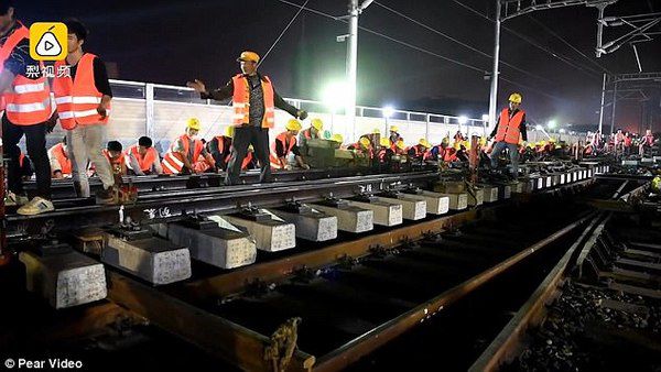 Китайські робітники за ніч побудували залізничну розв'язку і зняли процес на відео. Китайські робітники в черговий раз показали фантастичну ефективність: за дев'ять годин вони проклали залізничну розв'язку для нового вокзалу Наньлун в місті Лунъянь провінції Фуцзянь на півдні Китаю.