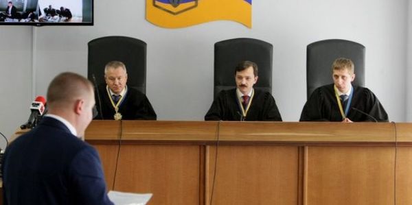 Охоронець Януковича розповів у суді, що вивозили з Межигір'я перед втечею. Колишній охоронець Олеся Шарана під час допиту в суді повідомив, що з Межигір'я перед від'їздом Віктора Януковича у вантажівку завантажували різні речі.