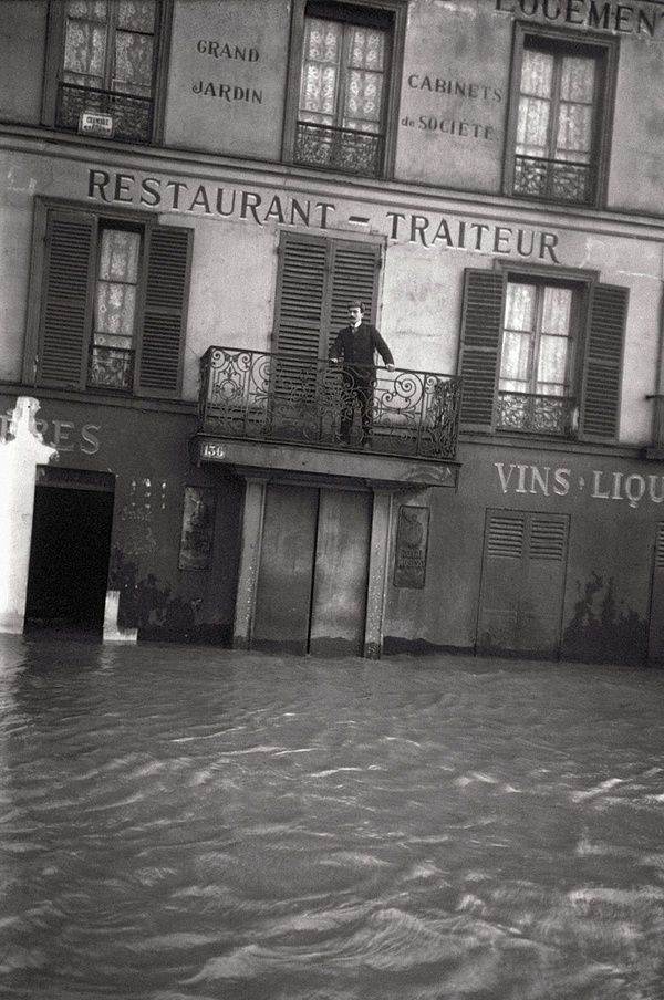 Приголомшливі фото потопу в Парижі: зараз і в 1910 році. Синоптики обіцяють, що до вихідних Париж ще глибше піде під воду. 