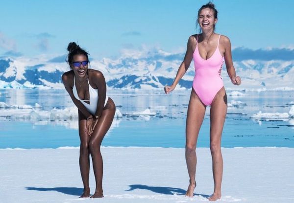 Відомі моделі Victoria's Secret знялися в купальниках на крижаних брилах в океані. Моделі Victoria's Secret виклали знімки з екстремальною зйомки на брилі льоду.