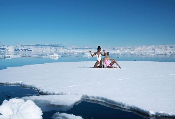 Відомі моделі Victoria's Secret знялися в купальниках на крижаних брилах в океані. Моделі Victoria's Secret виклали знімки з екстремальною зйомки на брилі льоду.
