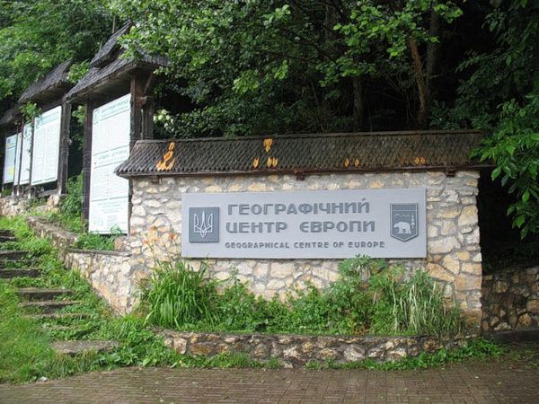 Топ 12 найкрасивіших місць в Україні. Це потрібно побачити! (фото). Насправді Україна — дивна країна з багатим туристичним потенціалом. Тут є на що подивитися: і гори, і водоспади, і тепле море, і безкраї степи, зелені ліси.