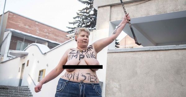 Активістка Femen переплутала адреси і роздяглась не перед тим посольством. Пишнотіла активістка стояла на морозі в самих лише джинсах і розмахувала палицею.