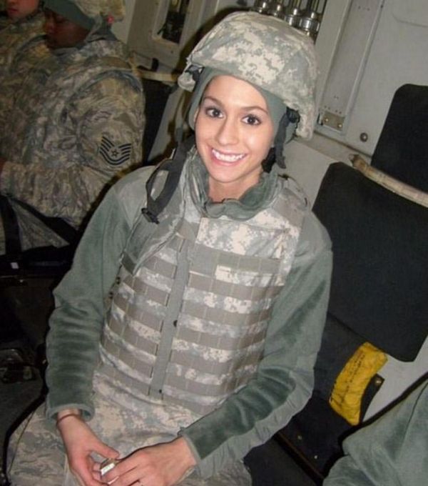 Раніше ця дівчина служила в Афганістані, а зараз вона сексуальна модель Інстаграм. Прощай армія, привіт сексуальні селфі.