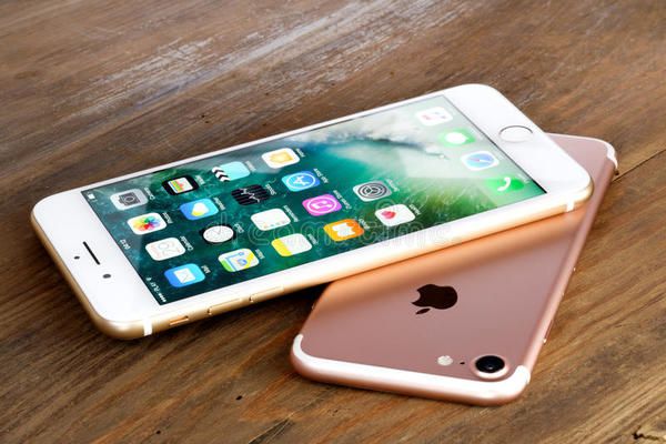 Apple розробляє одразу чотири нових iPhone. При цьому ведучий аналітик Digitimes Research заявляє, що в виробництво підуть тільки дві версії. 