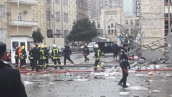 Потужний вибух прогримів в центрі Баку, є постраждалі: перші фото та відео. У центральній частині столиці Азербайджану місті Баку поблизу станції метро "28 травня" стався вибух.