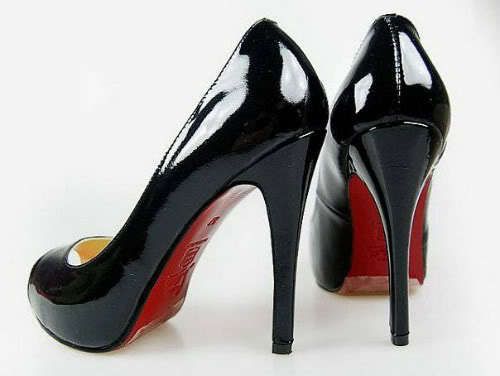 Крістіан Лубутен: жінки готові носити незручні туфлі (фото). Хто краще знає про те, яку роль у житті жінки відіграє красива взуття, як не творець «тих самих туфель на червоній підошві». Крістіан Лубутен — дизайнер і модельєр взуття, а також тонкий цінитель жіночої краси. 