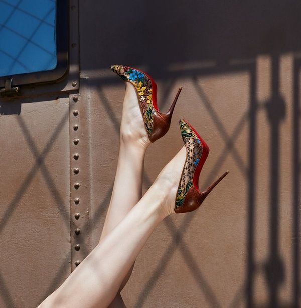 Крістіан Лубутен: жінки готові носити незручні туфлі (фото). Хто краще знає про те, яку роль у житті жінки відіграє красива взуття, як не творець «тих самих туфель на червоній підошві». Крістіан Лубутен — дизайнер і модельєр взуття, а також тонкий цінитель жіночої краси. 