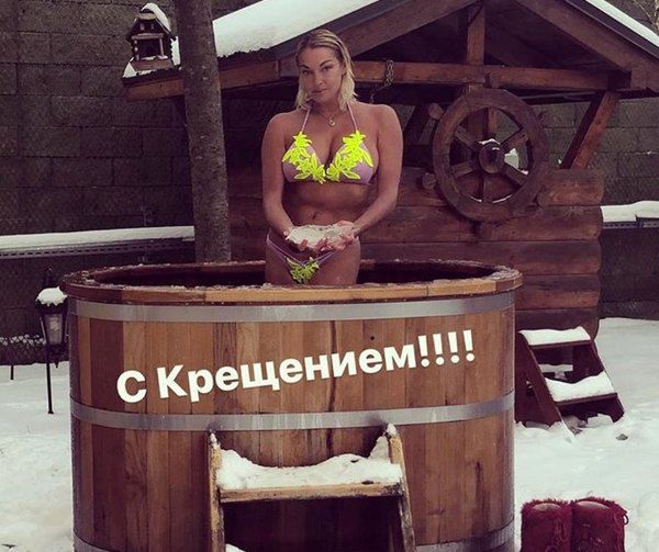 Анастасія Волочкова показала «голе» фото в лазні з Лускунчиком. В Хрещення танцівниця поринула в крижану купіль у дворі свого заміського будинку. 