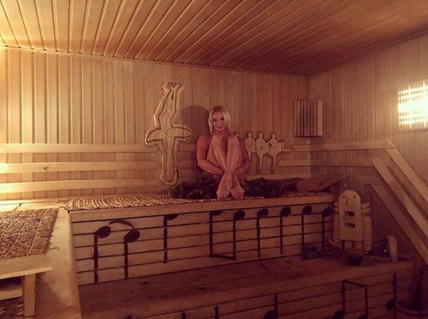 Анастасія Волочкова показала «голе» фото в лазні з Лускунчиком. В Хрещення танцівниця поринула в крижану купіль у дворі свого заміського будинку. 