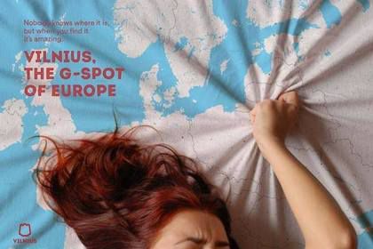 У Європи знайшли точку G. Вона лежить на ковдрі з зображенням карти Європи і хапається за те місце, де знаходиться Литва. 