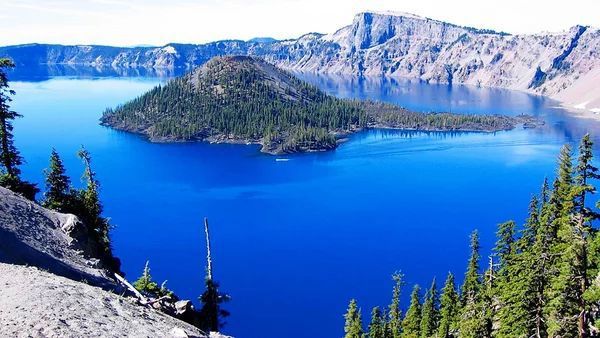 Таємниця озера Крейтер. У штаті Орегон, де можна побачити приголомшливий у своїх сплесках гейзер «Колодязь Тора», знаходиться національний парк під назвою «Кратерне озеро». 