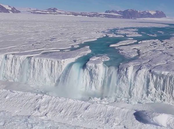 Звідки в Антарктиді водоспад. Як на вічно холодному континенті можуть існувати річки та водоспади?