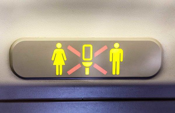 Як ефективно усунути неприємний запах в туалеті - хитрість від стюардес. Але якщо неприємний запах не піддається (справа житейська), в хід йде одна маленька, але майже геніальна хитрість!