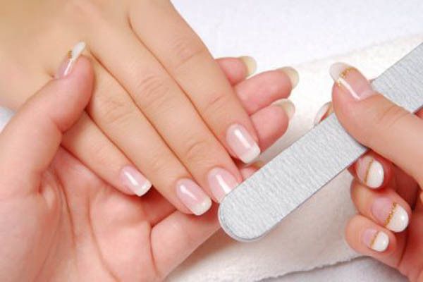 Нарощування нігтів: тайна небезпека. Фахівці повідомляють про те, що як мінімум кілька місяців у році нігті повинні відпочивати від покриття лаками.