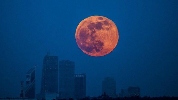 Такий казковий Місяць можна побачити мало не раз на життя. 31 січня нічне небо осяють відразу три неймовірних астрономічні явища.