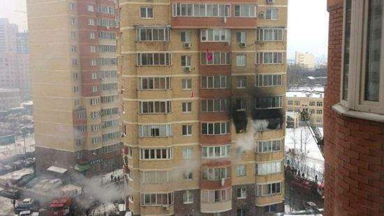 У Росії люди вистрибували з вікон багатоповерхівки, рятуючись від пожежі (відео). На пожежі загинули дві людини, троє отримали травми.