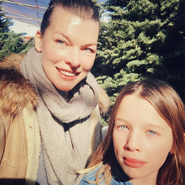 Старша дочка Міли Йовович зросла її копією. Міла Йовович (Milla Jovovich) хоч і веде сторінку в Instagram, але нечасто радує шанувальників особистими знімками. Тому кожне нове фото Міли - справжній подарунок для блогерів.