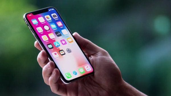 Пан або пропав? Що насправді відбувається з продажами iPhone X в Україні і в світі. Одні пророкують швидке припинення виробництва iPhone X, інші кажуть, що це - один з найбільш вдалих продуктів в історії Apple. Спробуємо передбачити долю iPhone X на прикладі продажів гаджета в Україні.