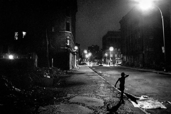 Рідкісні знімки Іст-Виллиджа в період "героїновою епідемії" 80-х (Фото). Іст-Віллідж – один з районів Нью-Йорка, де у 80-х бурхливо розвивалася "епідемія героїну", процвітали наркопритони і ворогували бандити.