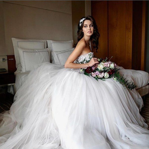 Анастасія Костенко заінтригувала знімком у весільній сукні. Модель Анастасія Костенко нещодавно вийшла заміж за свого коханого, футболіста Дмитра Тарасова. 