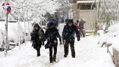  80 сантиметровим покривалом снігу накрило Іран. Розпочавшись ще в четвер, хуртовина досягла максимуму в суботу, торкнувшись дві третини населення в більш ніж 20 провінціях .