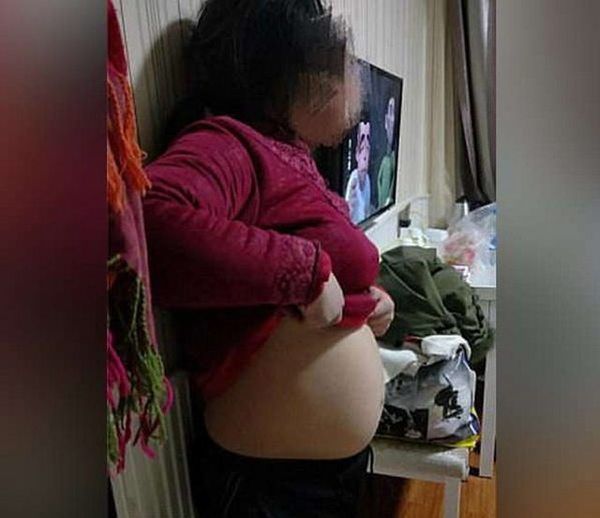 Шкільний охоронець 2 роки ґвалтував 11-річну дівчинку. Вона завагітніла. У Китаї 11-річну дівчинку Леле протягом двох років ґвалтував 50-річний шкільний охоронець Лю Баомін. У підсумку вона завагітніла.