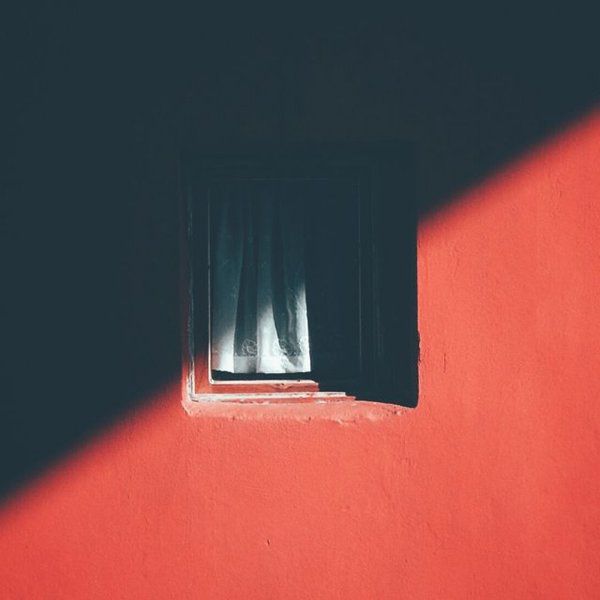 Фотограф 12 років знімав таємниче вікно, і ось що вийшло. Талановитий фотограф з Туреччини зробив справжній проект зі зйомок загадкового вікна