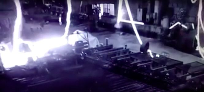 Жахливе відео аварії на сталеливарному комбінаті в Нідерландах. Робочі дивом уникли смерті від гігантських літаючих змій з розпеченої сталі!