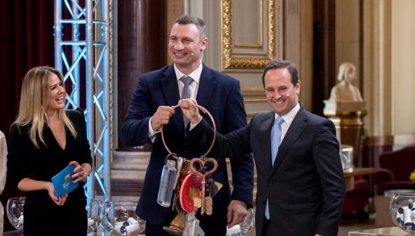 Кличко передав Лісабону величезні ключі від "Євробачення". Мер Києва Віталій Кличко передав символічні ключі від Євробачення меру Лісабона Фернандо Медині.