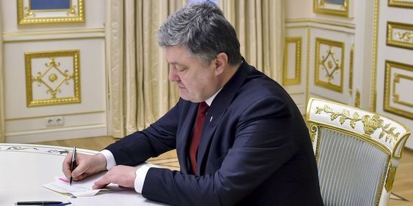 Президент ввів у дію рішення РНБО про держоборонзамовлення на три роки. Петро Порошенко своїм указом ввів у дію рішення РНБО про основні показники гособоронного замовлення на 2018-2020 роки.