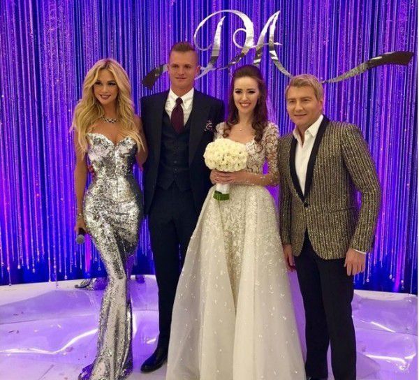 Сексуальна Лопирьова затьмарила наречену на весіллі Тарасова. Світська левиця опублікувала в Instagram знімок з молодятами. 