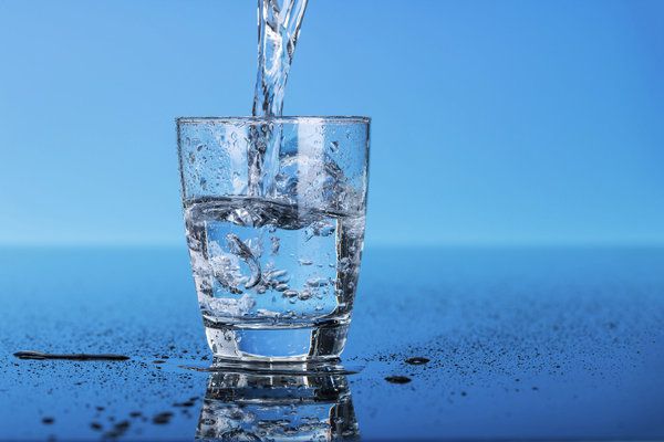 Прості правила, коли правильно пити воду. Щодня потрібно вживати щонайменше кілька склянок води, щоб організм повноцінно працював