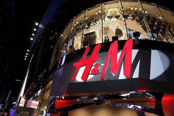 Бренд H&M потрапив у черговий скандал. Велика шведська компанія з виробництва одягу H&M образила почуття віруючих мусульман