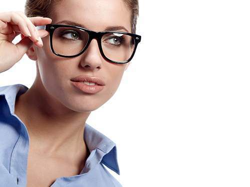Чому чоловіки в захваті від  жінок в окулярах?. Сьогодні людина в окулярах більше не сприймається як «надто розумний». Окуляри стали модним аксесуаром, який може ефектно доповнити образ. Тим приємніше, що багатьом чоловікам подобаються жінки в окулярах. Спробуємо розібратися, чому. ...