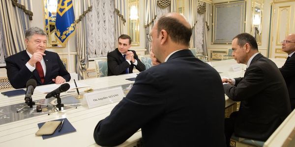 Порошенко обговорив з головою ОБСЄ ситуацію на Донбасі. Порошенко і Альфано обговорили пріоритетні питання українсько-італійського взаємодії та ситуацію на Донбасі.