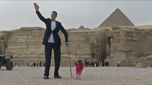 Незвичайна пара: найвищий чоловік і найнижча жінка планети (відео). В Єгипті зустрілися 35-річний Султан Кесен, якого вважають найвищим чоловіком на планеті і 24-річна Джоті Амге, найнижча жінка планети.