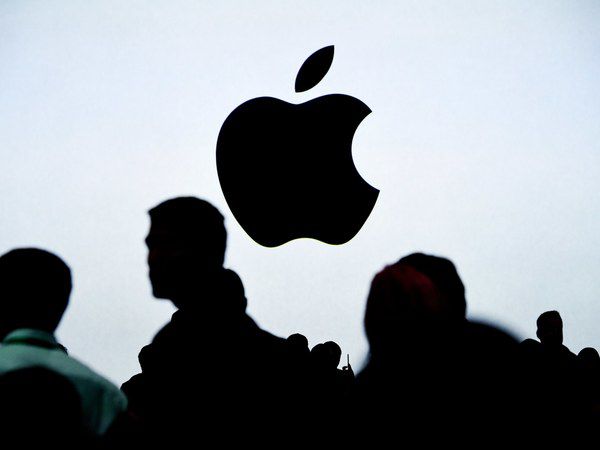 Влада США почала розслідування щодо Apple. Компанія Apple наприкінці минулого року сповільнила роботу смартфонів iPhone попередніх моделей з метою зменшення навантаження на батареї.