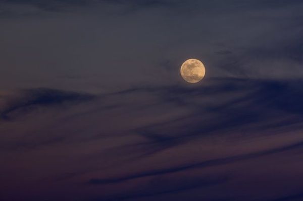 Суперповня і місячне затемнення: опубліковані фото. З явилися перші знімки блакитного Місяця, який перетворюється в кривавий, а також фото суперповні. Дивовижне явище вже спостерігали в Новій Зеландії, Росії, Стамбулі, Новій Зеландії і на Філіппінах.