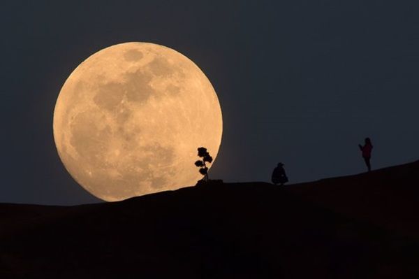 Суперповня і місячне затемнення: опубліковані фото. З явилися перші знімки блакитного Місяця, який перетворюється в кривавий, а також фото суперповні. Дивовижне явище вже спостерігали в Новій Зеландії, Росії, Стамбулі, Новій Зеландії і на Філіппінах.