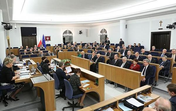 Сенат Польщі не захотів міняти закон про "бандеризме". "За" проголосували 11 сенаторів, проти - 5, утримались - 0.