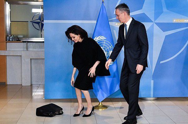 Без конфузу не обійшлося. Джолі відвідала штаб-квартиру НАТО (фото). Анджеліна Джолі зустрілася з генсеком НАТО Йенсом Столтенбергом. 