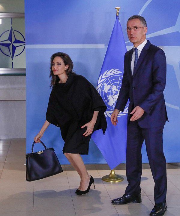 Без конфузу не обійшлося. Джолі відвідала штаб-квартиру НАТО (фото). Анджеліна Джолі зустрілася з генсеком НАТО Йенсом Столтенбергом. 