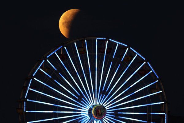 Рідкісне місячне затемнення 31 січня (фото). Неймовірні фото з усього світу.