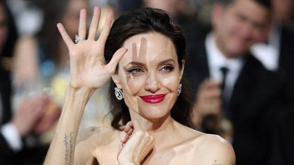Анджеліна Джолі поєднала приємне з крисним. Прилетіла в Париж в шістьма дітьми і зустрілася з Бріжіт Макрон. У минулому році Анджеліна Джолі (Angelina Jolie) стала обличчям парфумів Mon Guerlain. Для зйомок в рекламі парфумів 42-річна актриса прилетіла в Париж і вирішила поєднати приємне з корисним.