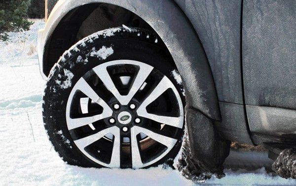 Чим небезпечний сніг, набившийся в колісні арки автомобіля. Типова картина для будь-якого снігопаду: машини продираються крізь свіжевипавші наноси, розкидаючи колесами грудки снігу.